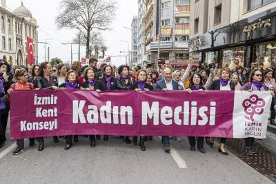 "İzmir kadının yanında olmaya devam edecek"