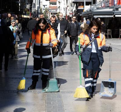  Kadın süpürgeciler İzmir'e toz kondurmuyor