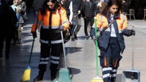  Kadın süpürgeciler İzmir'e toz kondurmuyor
