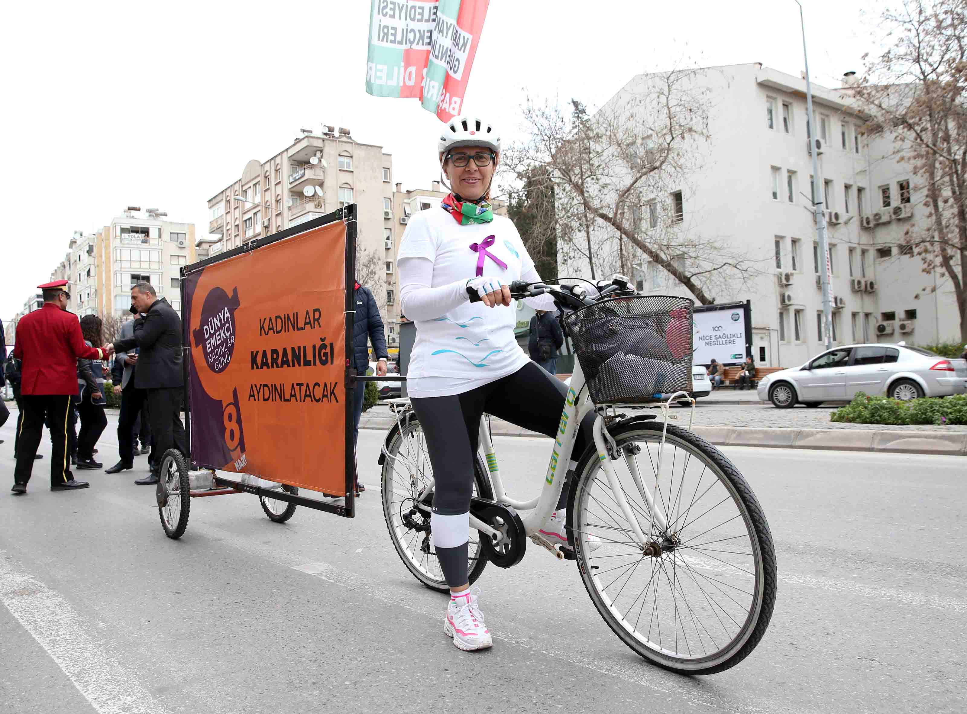 Karşıyaka Çarşı'da 'mor' yürüyüş