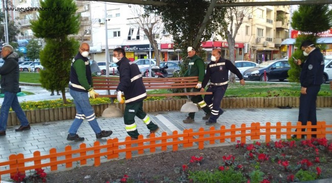 Konak Belediyesi parklardaki bankları kaldırıyor