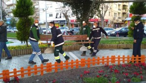 Konak Belediyesi parklardaki bankları kaldırıyor