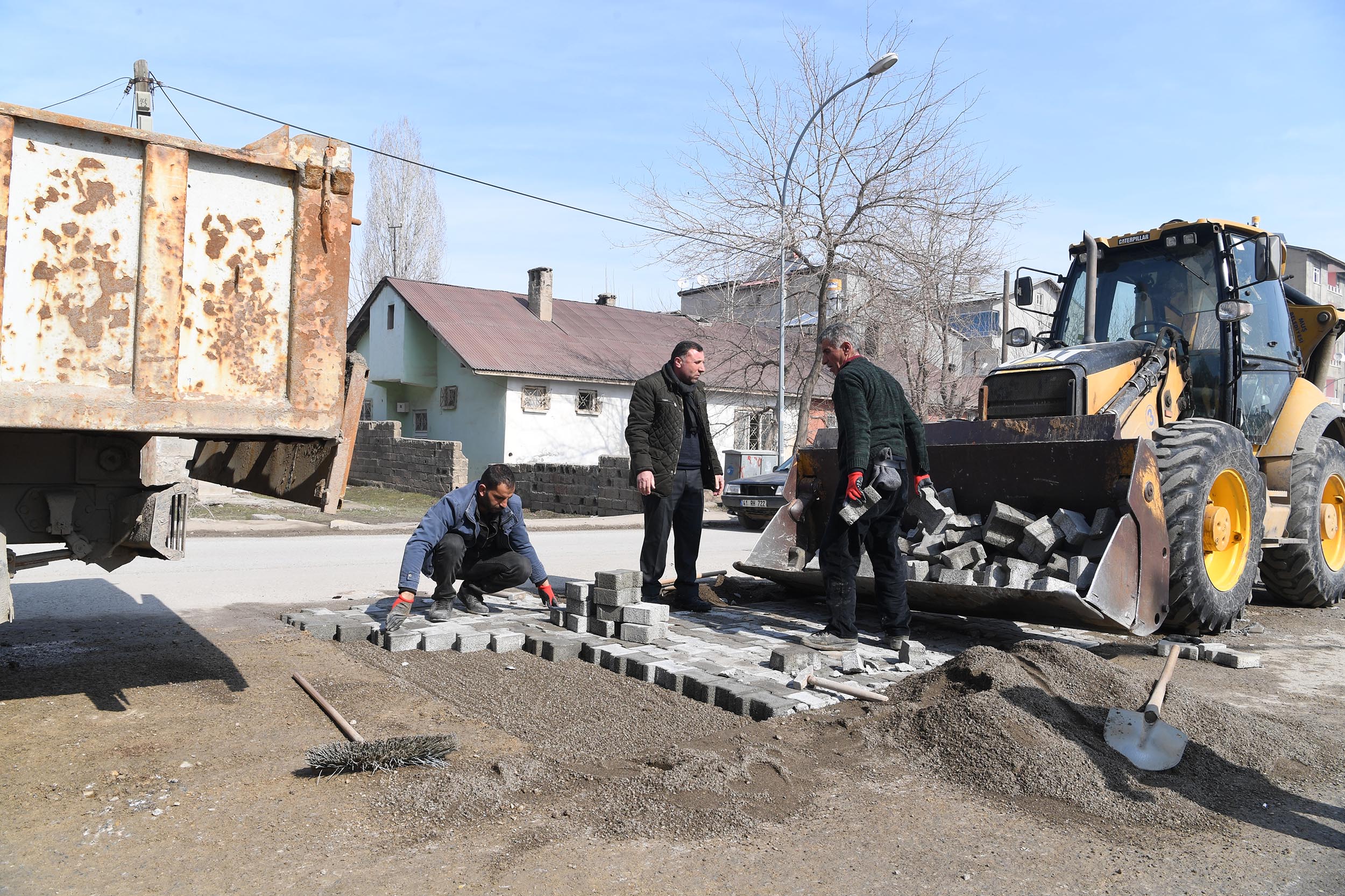 MUŞ BELEDİYESİ KIŞIN TAHRİBATLARINI ONARMAYA BAŞLADI