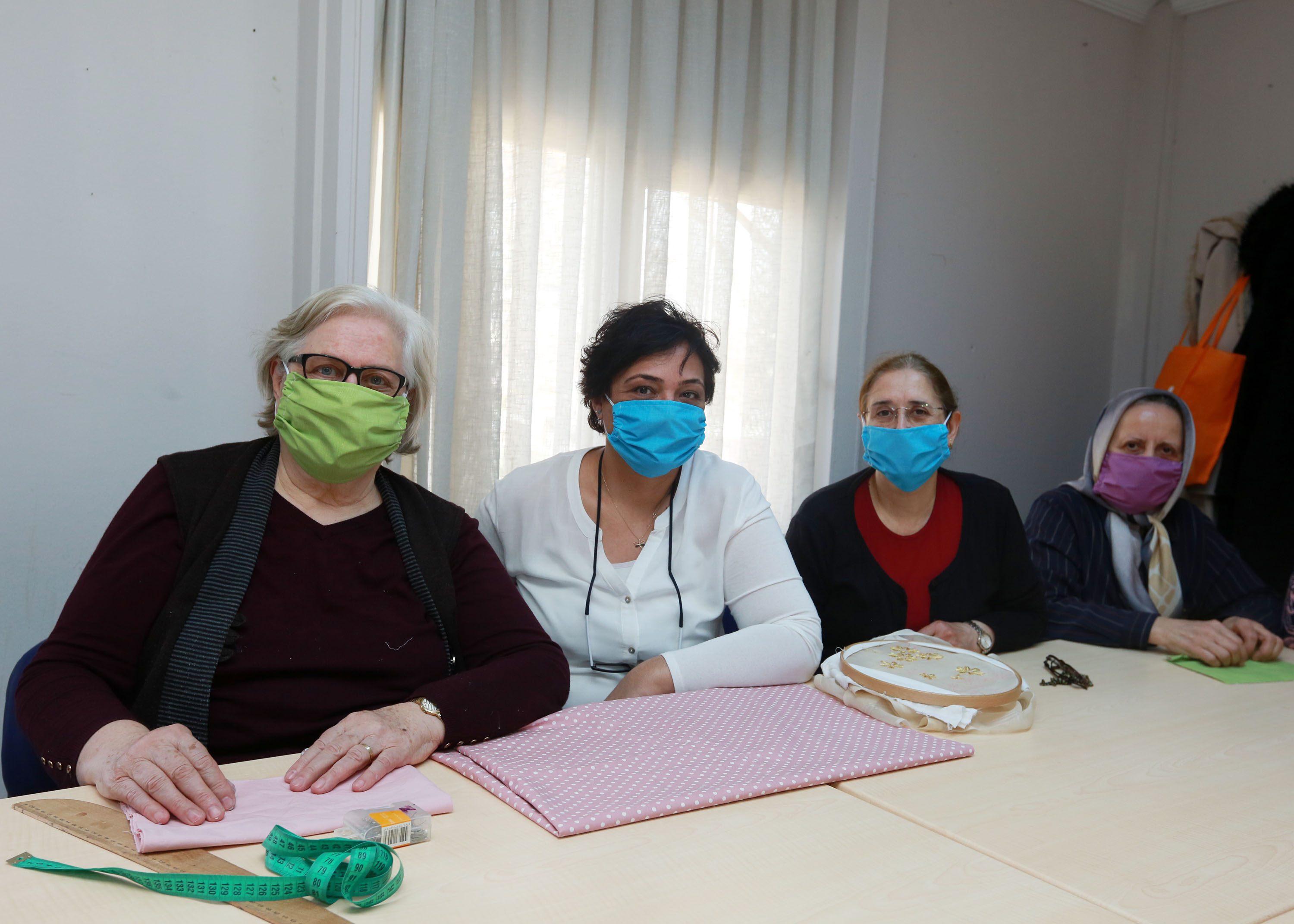 YENİMEK kursiyerleri kendi maskelerini üretiyor