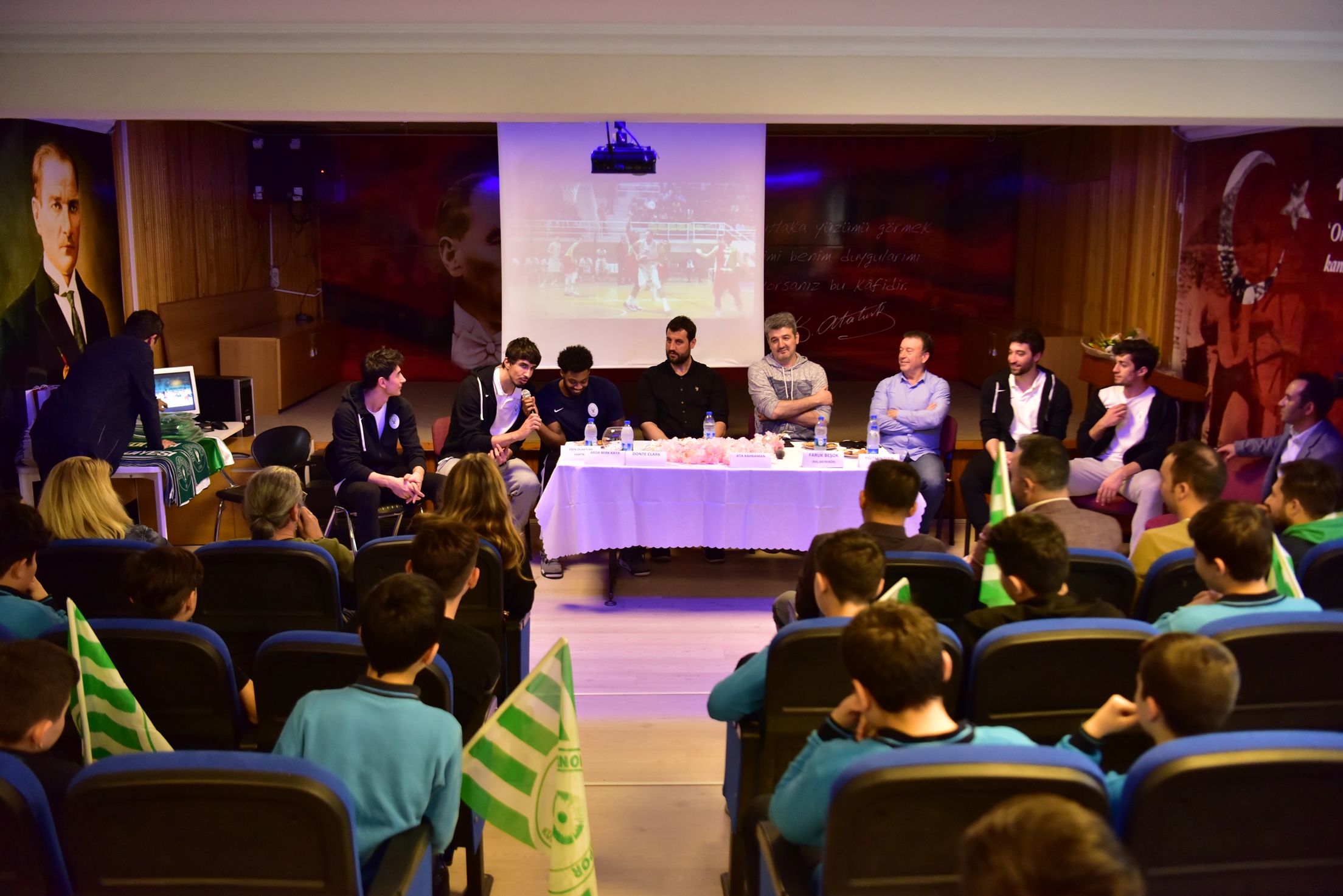 Yeşil- beyazlılar kritik maç öncesi öğrencilerle buluştu