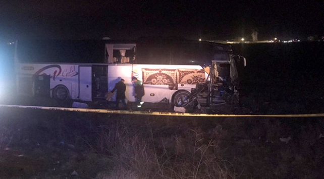 Yolcu otobüsü tıra çarptı: 44 yaralı