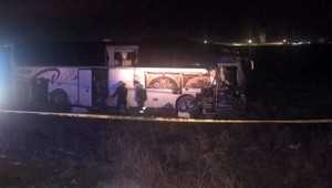 Yolcu otobüsü tıra çarptı: 44 yaralı