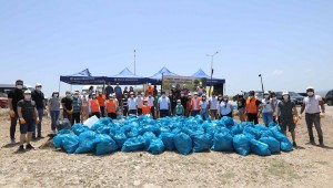 Başkan Kılıç çevre gönüllüleriyle 3 kamyon çöp topladı. 