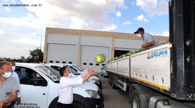 BELEDİYE BAŞKANI ARI'DAN LGS'YE GİRECEK OLAN ÖĞRENCİLERE KARPUZ İKRAMI