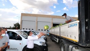 BELEDİYE BAŞKANI ARI'DAN LGS'YE GİRECEK OLAN ÖĞRENCİLERE KARPUZ İKRAMI