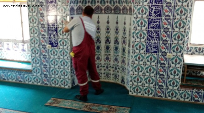 Bergama'da camive ibadethaneler dip köşe temizleniyor