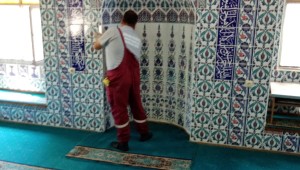 Bergama'da camive ibadethaneler dip köşe temizleniyor