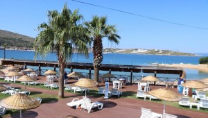 Çeşme Tekke Plajı ve Restoranı ziyaretçilerini bekliyor