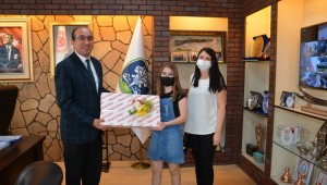 DÜNYA ŞAMPİYONU KIZIMIZA BAŞKAN ÇÖL'DEN HEDİYE