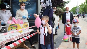 DÜZCE BELEDİYESİNDEN ÇOCUKLARA PAMUK ŞEKER