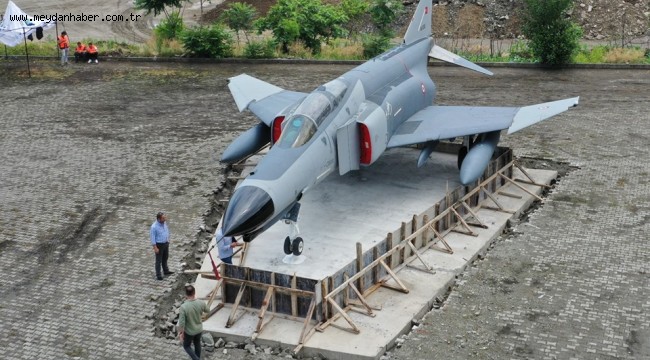 F4 FANTOM SAVAŞ UÇAĞI RİZE'YE KONDU…