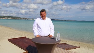 Ilıca Plajı'nda "Sosyal Mesafe Locası"