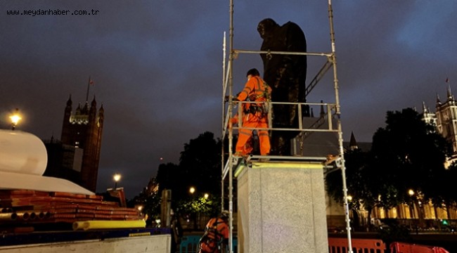 İngiltere'de Churchill'in heykeli korumaya alındı