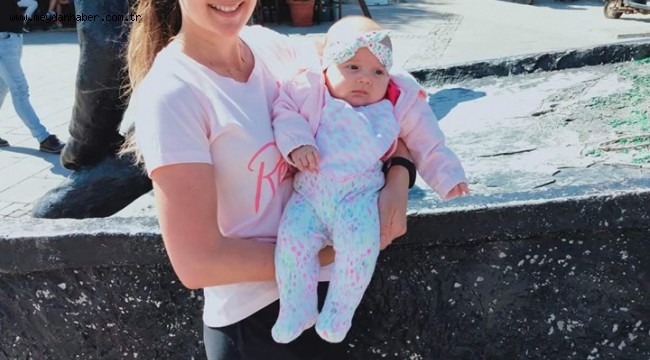 Kucağında kızıyla koştu, şampiyon oldu