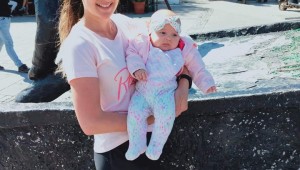 Kucağında kızıyla koştu, şampiyon oldu