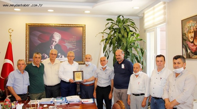 Muhtarlardan Başkan Eriş'e teşekkür plaketi