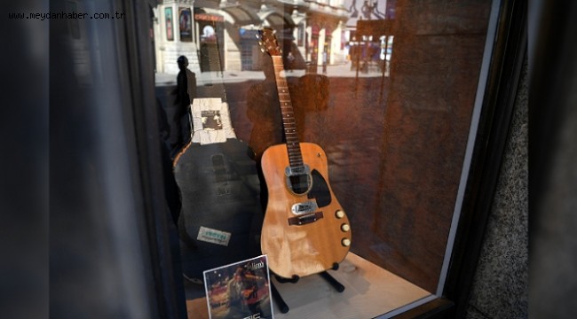 Nirvana'nın solisti Kurt Cobain'in gitarı 6 milyon dolara satıldı