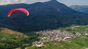 Sivas'ta doğaseverler Bakırlı Tepesi'nde yamaç paraşütü yaptı