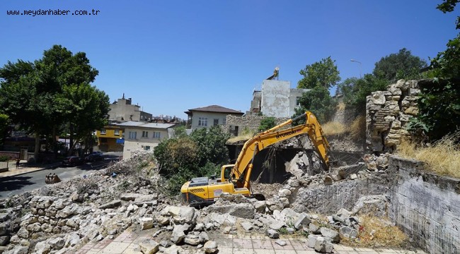 Tarihi Maraş Kalesi etrafındaki metruk binalar yıkılıyor