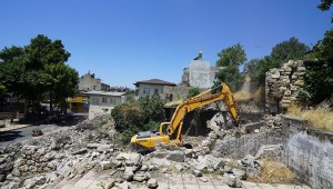Tarihi Maraş Kalesi etrafındaki metruk binalar yıkılıyor