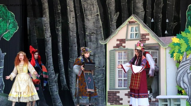 Büyükşehir Belediyesinden çocuklara yönelik açık alanda tiyatro gösterimi