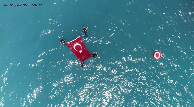 Büyükşehir dalgıçları denizde Atatürk portresi ve Türk bayrağı açtı