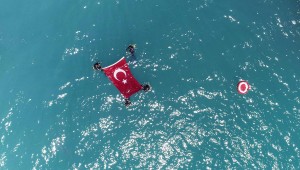Büyükşehir dalgıçları denizde Atatürk portresi ve Türk bayrağı açtı
