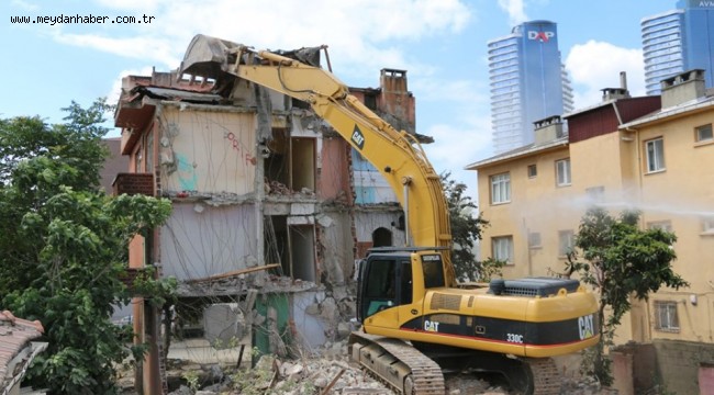 Kartal'da Metruk Binaya Geçit Yok