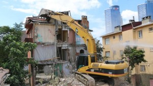 Kartal'da Metruk Binaya Geçit Yok