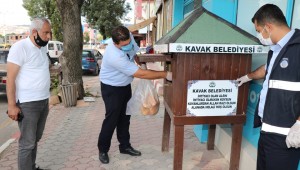 KAVAK EKMEĞİNİ KARDEŞİYLE PAYLAŞIYOR