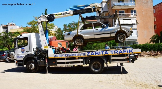Narlıdere'de hurda araçlar toplanıyor
