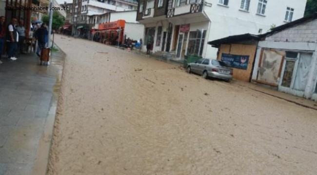 Sağanak sonrası oluşan sel Rize-Erzurum yolunu ulaşıma kapattı