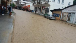 Sağanak sonrası oluşan sel Rize-Erzurum yolunu ulaşıma kapattı