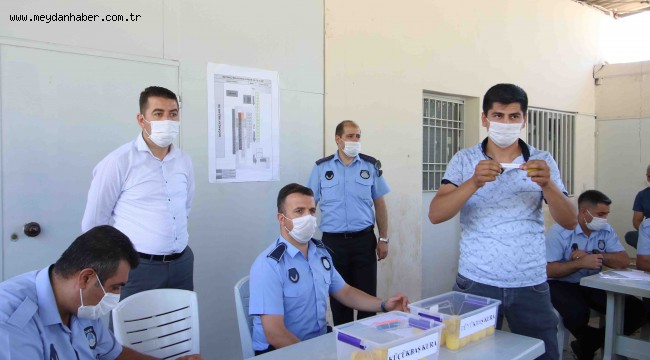  Zabıtalar gözlemci oldu, satıcılar kura çekti