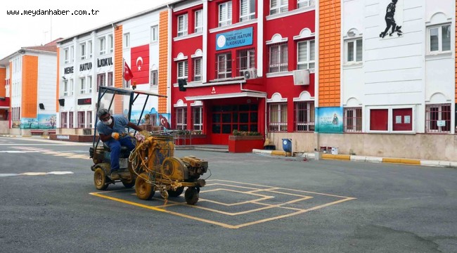Bağcılar'da eğitim sezonu öncesi okullar boyanıyor