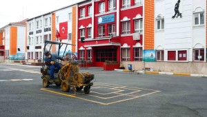 Bağcılar'da eğitim sezonu öncesi okullar boyanıyor