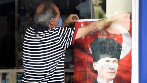 Esnafa 10 bin Türk bayrağı dağıtıldı