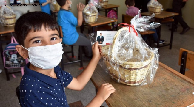 Aliağa Belediye Başkanı Serkan Acar'dan 'Okula Hoş Geldin' Hediyesi
