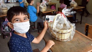 Aliağa Belediye Başkanı Serkan Acar'dan 'Okula Hoş Geldin' Hediyesi