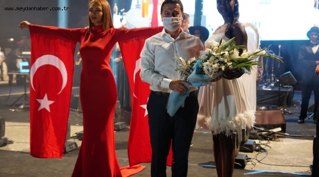 ATATÜRK HAYRANI FRANSIZ SANATÇI BODRUM'DA KONSER VERDİ