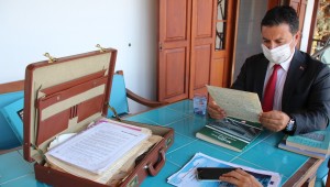 BALIKÇI'NIN ORİJİNAL EL YAZMALARINI BAŞKAN ARAS TESLİM ALDI