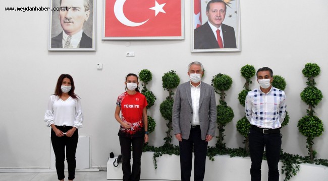 Başkan Başdeğirmen, Balkan Şampiyonu Rumeysa Coşkun'u altınla ödüllendirdi