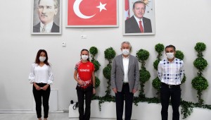 Başkan Başdeğirmen, Balkan Şampiyonu Rumeysa Coşkun'u altınla ödüllendirdi