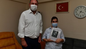 Başkan Utku Gümrükçü'den Görme Engelli Mine'ye ziyaret