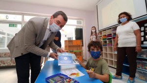 Bergama'da öğrencilere okuma-yazma ve boyama seti dağıtıldı